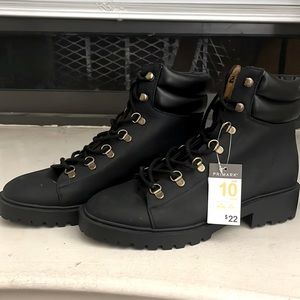 BLACK! Booted heels. Small heel but perfect for a goth or bright entrance❤️❤️